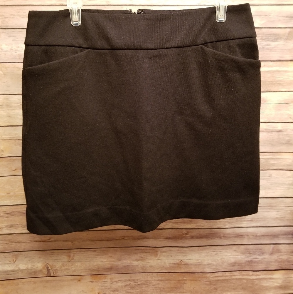 Slimming mini skirt w/front pockets
